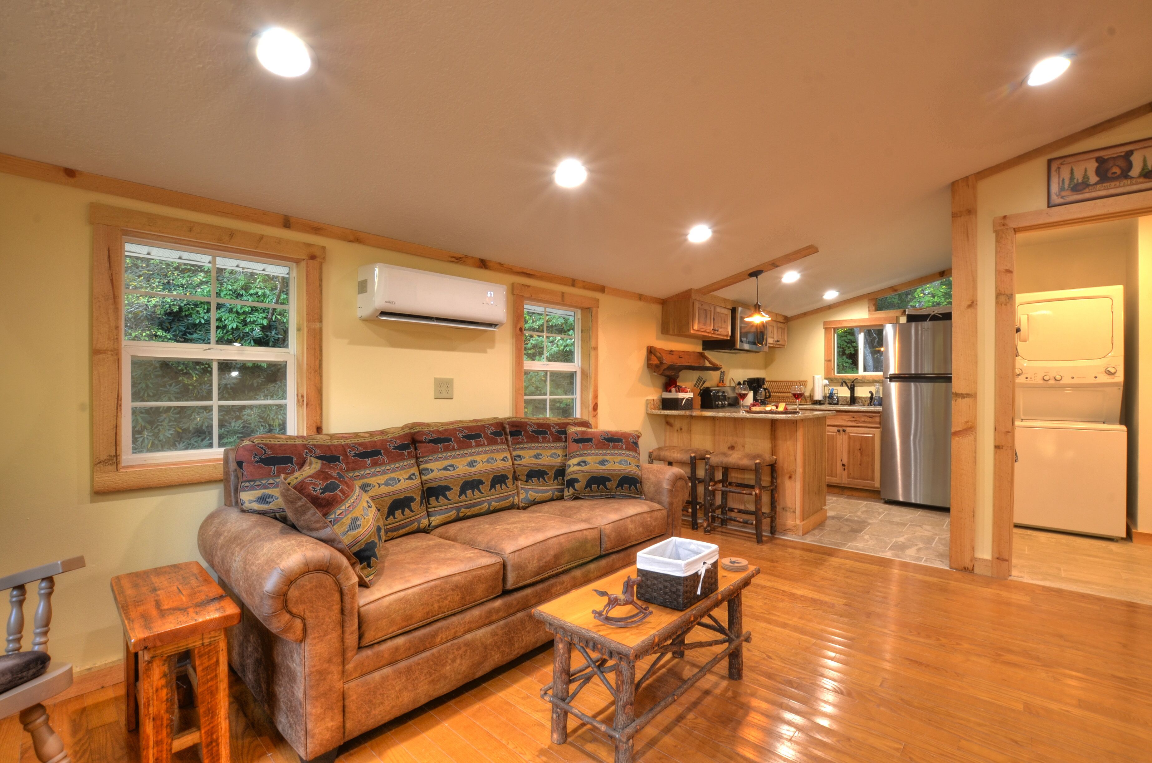 Covered porch with grill, Hot Tub, Firepit, Pet friendly, Close To NOC & Tsali