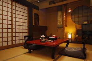 Chambre Tradition, salle de bains commune (Japanese Style, 2 Guests) | Minibar, coffres-forts dans les chambres, rideaux occultants