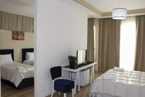 Suite | Desk, iron/ironing board, free cribs/infant beds, free WiFi