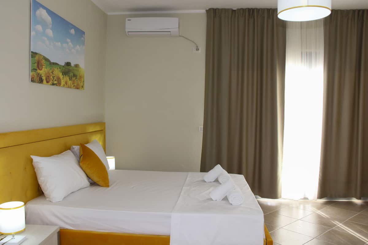 Triple Room | Desk, iron/ironing board, free cribs/infant beds, free WiFi