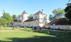 A large, historic building with a prominent tower and a smaller annex. - Château La Barge (Cubjac-Auvézère-Val d'Ans)