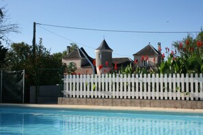 En säsongsöppen utomhuspool