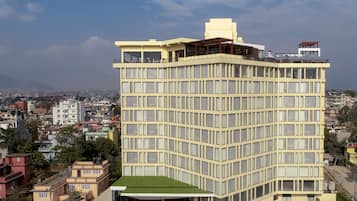 Fachada de la propiedad por la tarde o noche