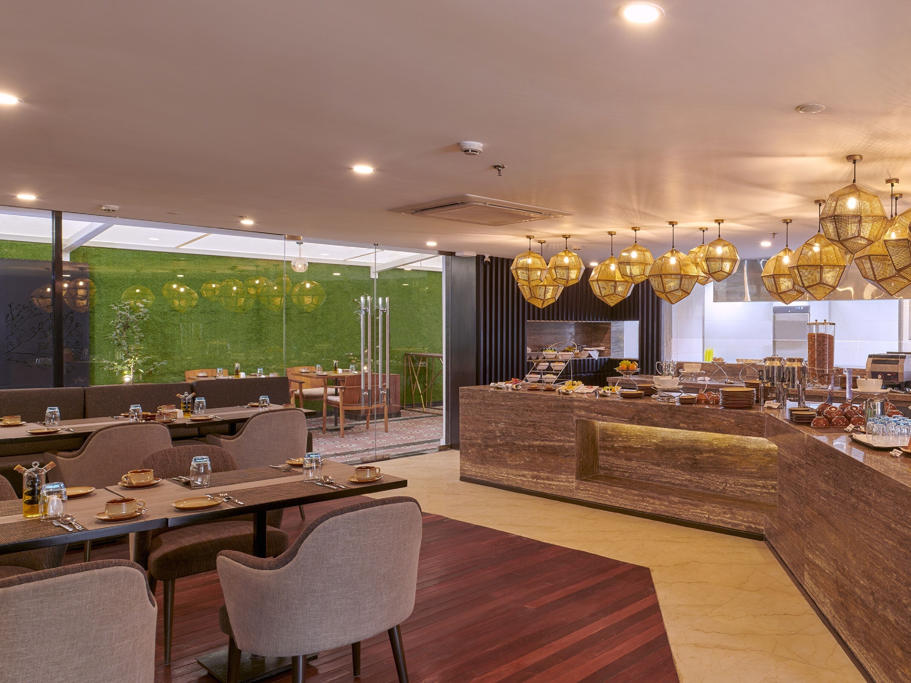 2 restaurants, lunch, dinner served; local and international cuisine