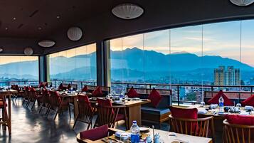 2 restaurants; lunch, dinner and brunch served