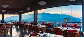 2 restaurantes, se sirven comidas, cenas y cocina local e internacional
