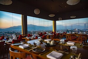 2 restaurants, lunch, dinner served; local and international cuisine - Vivanta Kathmandu (Lalitpur)