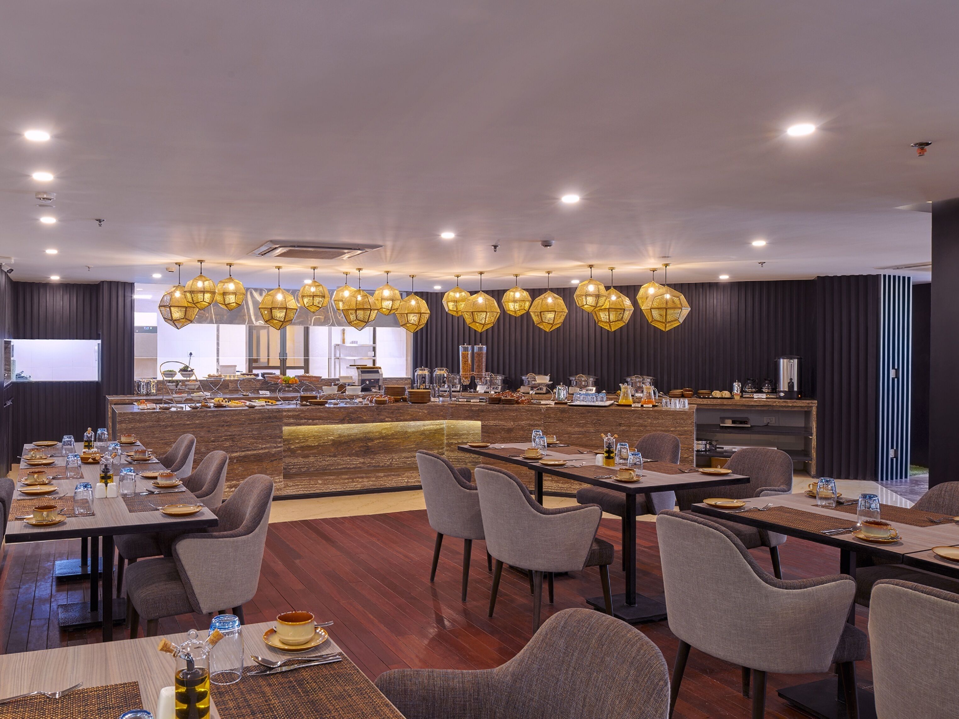 2 restaurants; lunch, dinner and brunch served 