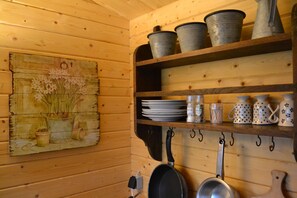 Fridge, stovetop, coffee/tea maker, cookware/dishes/utensils - Ferienhaus Yukon Cabin (Neustadt am Ruebenberge)