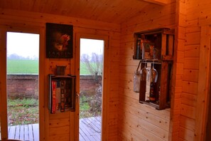 Traditional Cottage, Non Smoking | Living room - Ferienhaus Yukon Cabin (Neustadt am Ruebenberge)