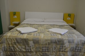 Habitación Confort con 1 cama matrimonial o 2 individuales | 1 habitación, escritorio, tabla de planchar con plancha y wifi gratis