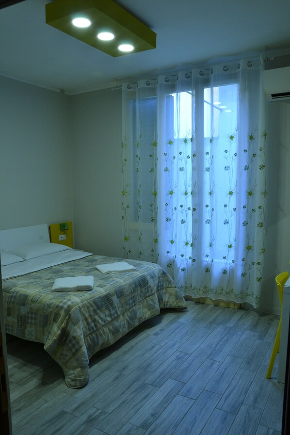 Habitación Confort con 1 cama matrimonial o 2 individuales | 1 habitación, escritorio, tabla de planchar con plancha y wifi gratis