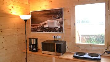 Basic-Bungalow | Eigene Küche | Kühlschrank, Mikrowelle, Herdplatte, Wasserkocher mit Kaffee-/Teezubehör