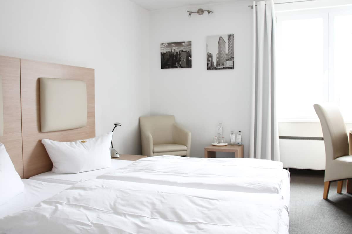 1 bedroom, hypo-allergenic bedding, desk, free wifi