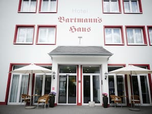 A hotel entrance with a sign reading "Bartmann's Haus". - Hotel Bartmanns Haus (Dillenburg)