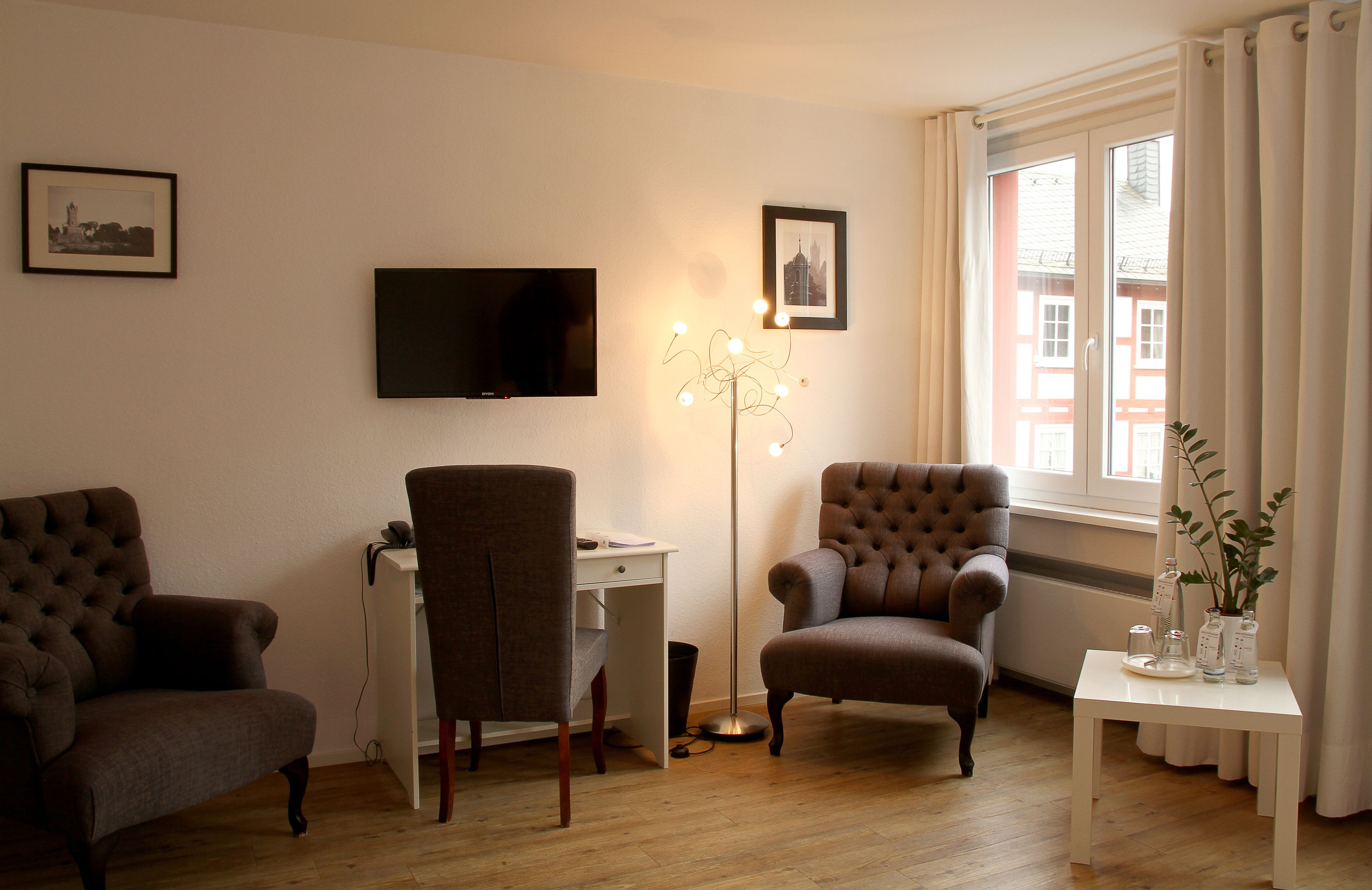 1 bedroom, hypo-allergenic bedding, desk, free wifi