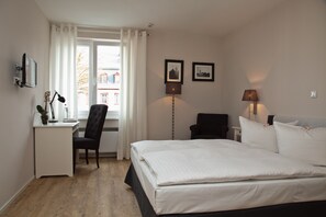Hypo-allergenic bedding, desk, free WiFi, bed sheets - Hotel Bartmanns Haus (Dillenburg)