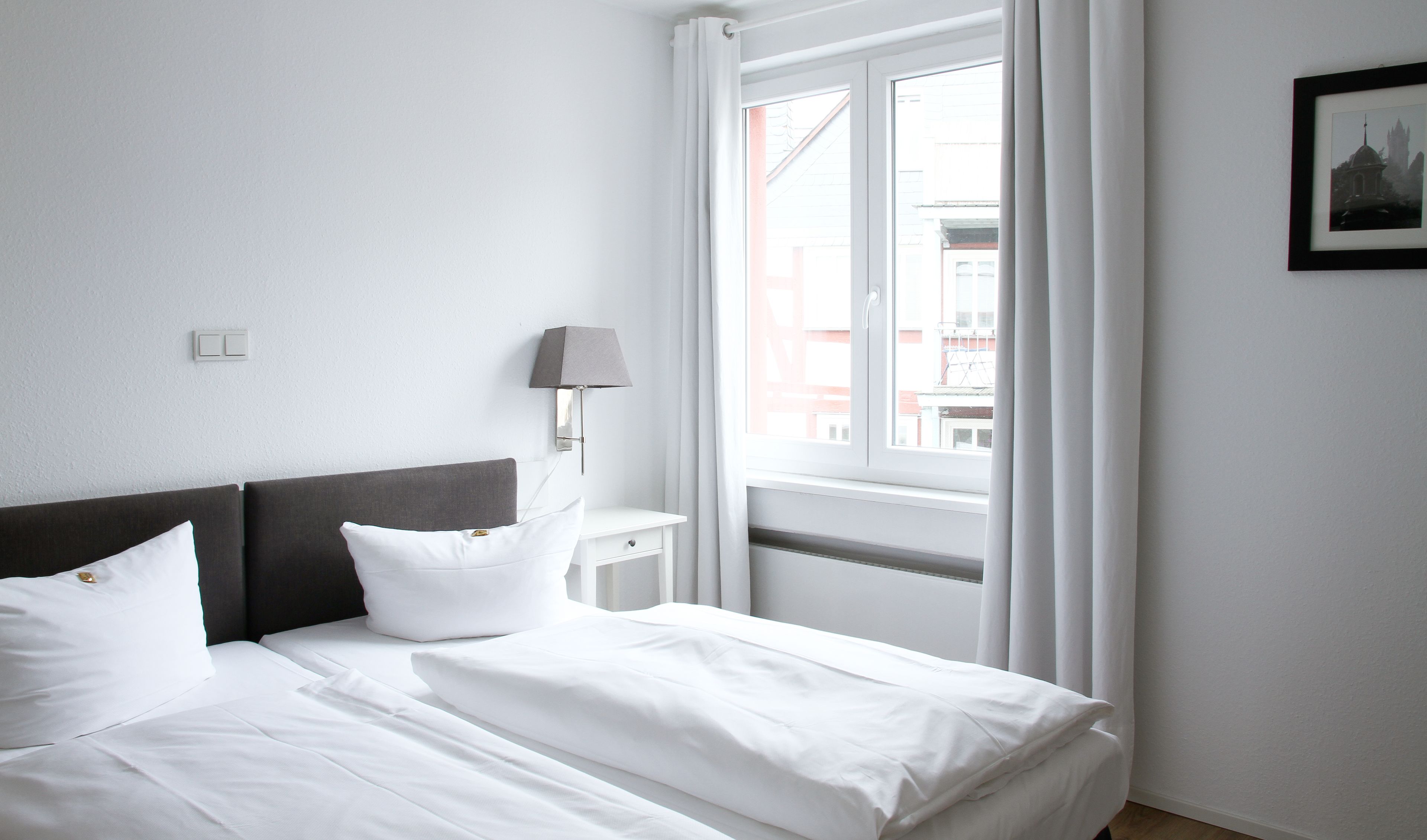 1 bedroom, hypo-allergenic bedding, desk, free wifi