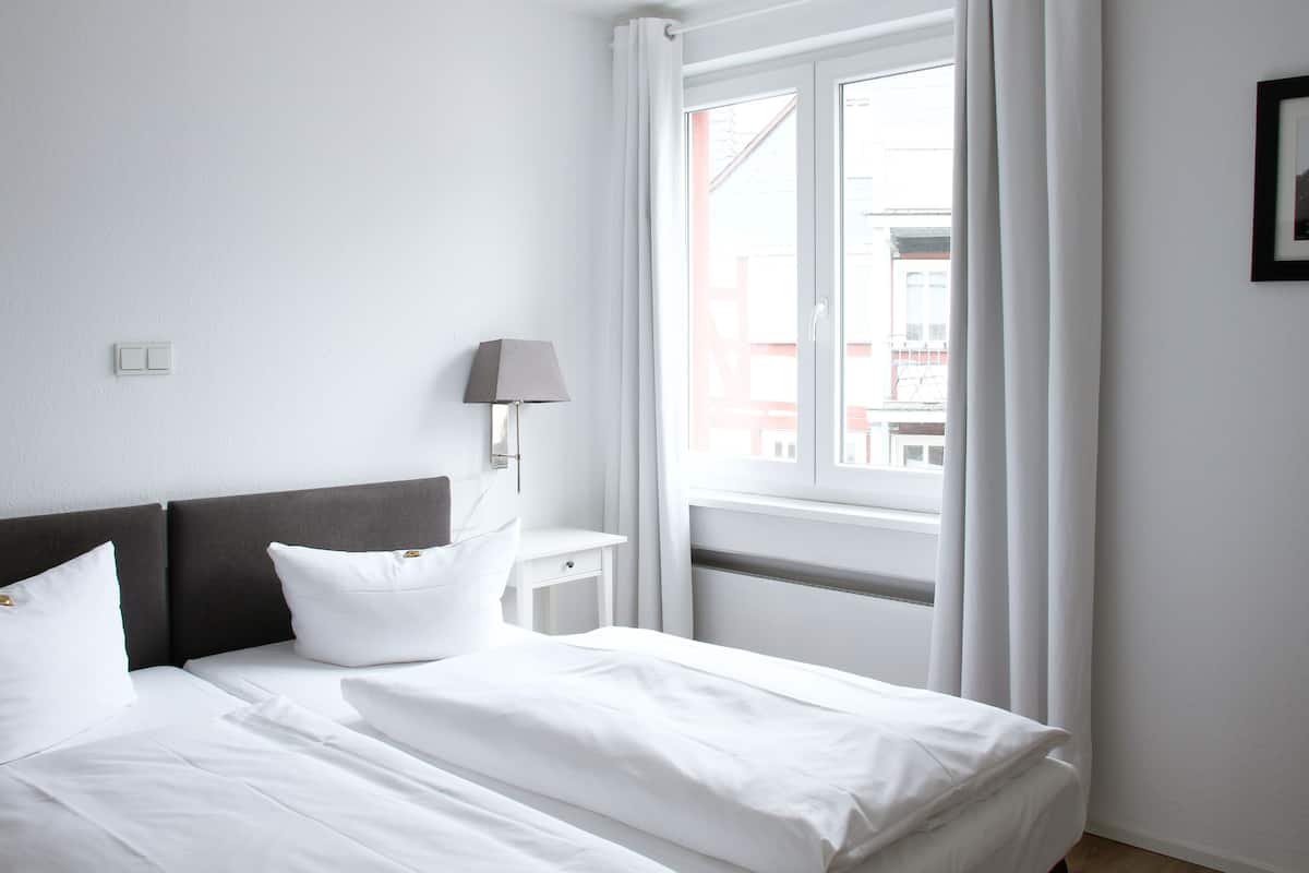 1 bedroom, hypo-allergenic bedding, desk, free wifi