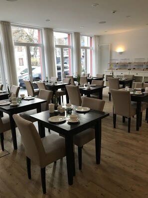 Se ofrece un desayuno bufé todos los días (5 EUR por persona)