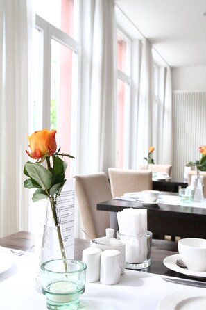 每日供应自助式早餐（每人 EUR 5）