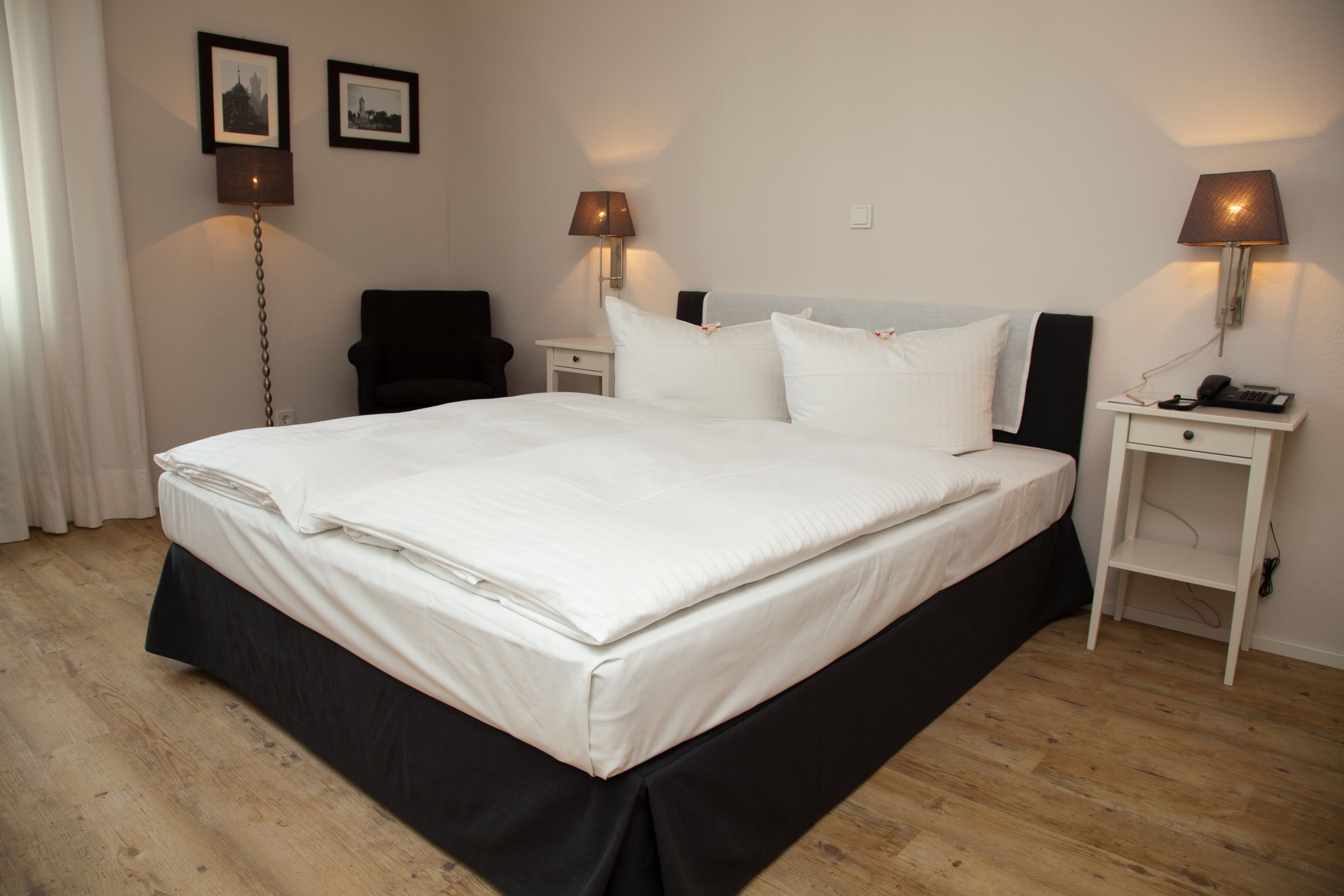 1 bedroom, hypo-allergenic bedding, desk, free wifi