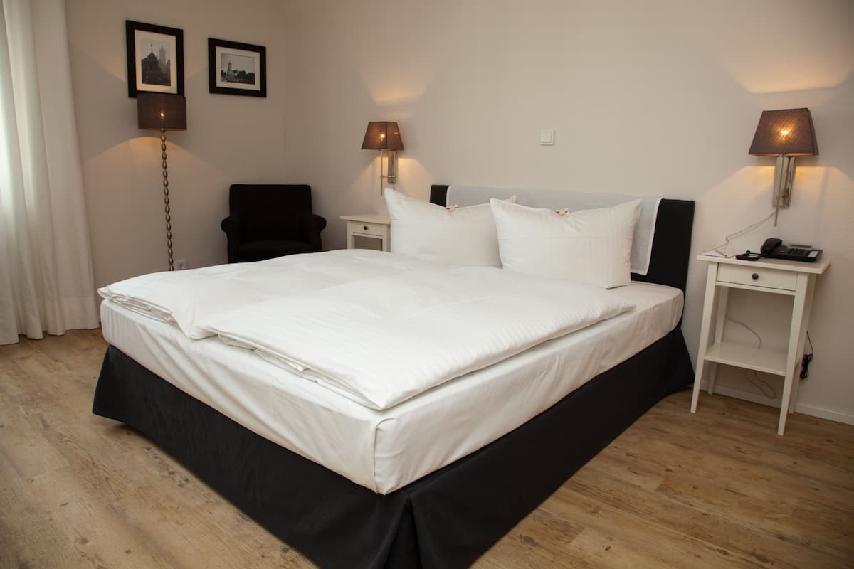 1 bedroom, hypo-allergenic bedding, desk, free wifi