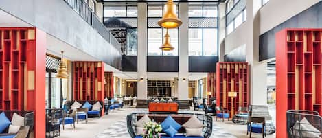 Lounge dans le hall, vue sur la piscine, ouvert tous les jours
