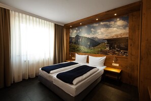 1 개의 침실, 책상, 노트북 작업 공간, 암막 커튼