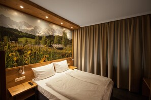 办公桌、笔记本电脑工作区、遮光窗帘、免费 WiFi