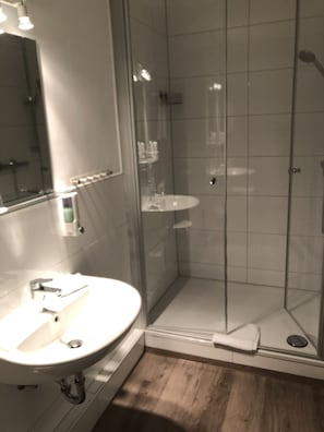 Shower, hair dryer, towels - Gasthaus Zum Schwan (Dillenburg)