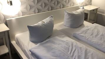 Schreibtisch, Zustellbetten, kostenloses WLAN, Bettwäsche