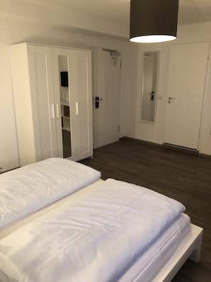 Desk, rollaway beds, free WiFi, bed sheets - Gasthaus Zum Schwan (Dillenburg)