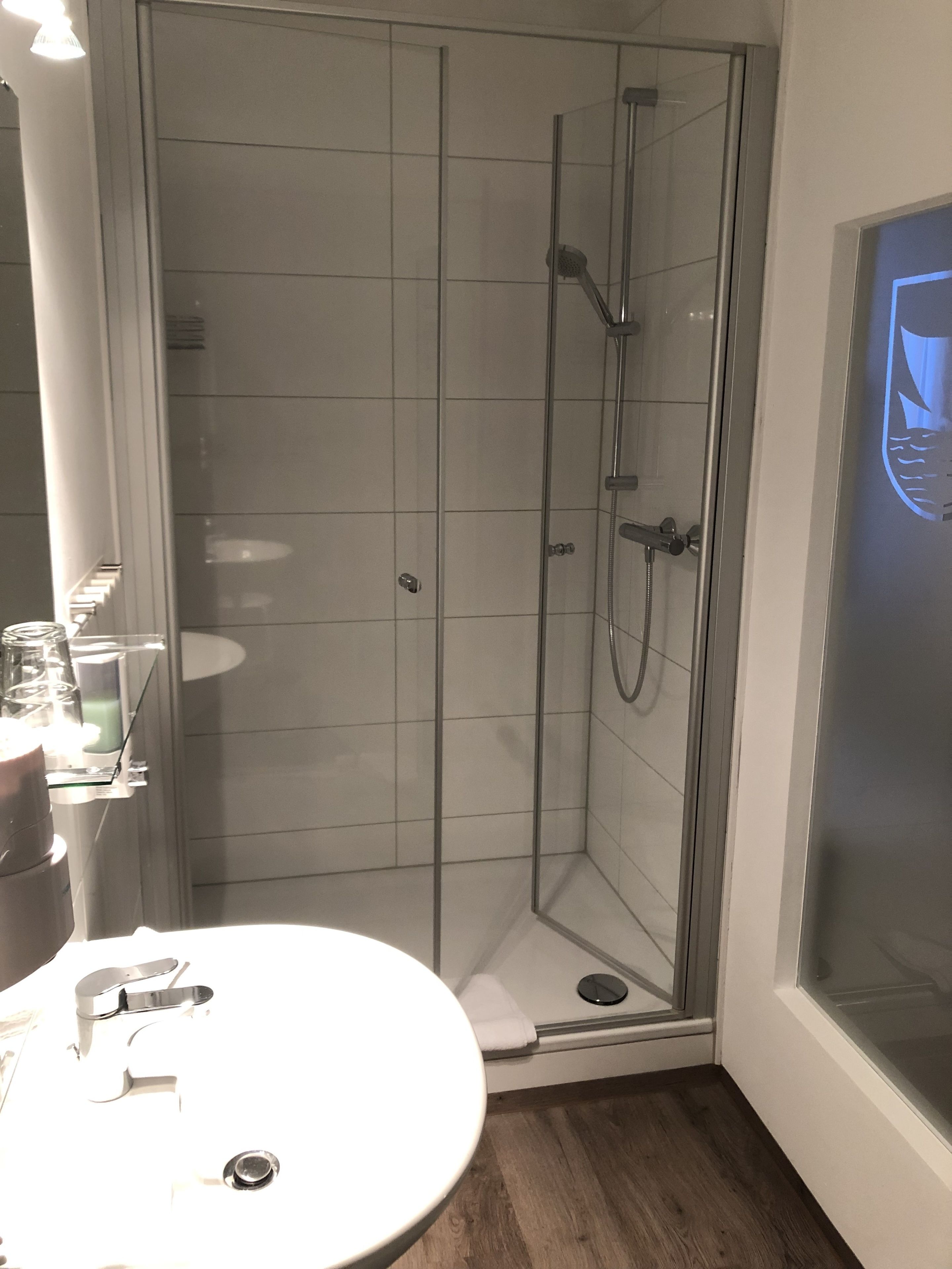 Chuveiro, secador de cabelo, toalhas de banho 