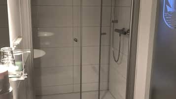 Chuveiro, secador de cabelo, toalhas de banho