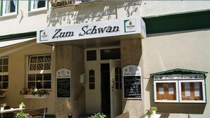 A building with a sign reading "Zum Schwan" and a smaller sign below it. - Gasthaus Zum Schwan (Dillenburg)