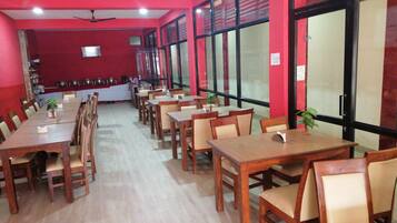 Se sirven desayunos, almuerzos y cenas; cocina local