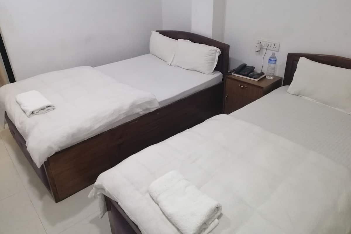 Deluxe driepersoonskamer, 2 slaapkamers, privébadkamer | Gratis wifi, beddengoed