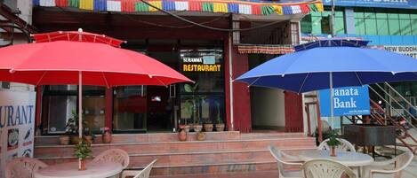 Restaurante y bar del Hotel Suramma con terraza y plantas en macetas.