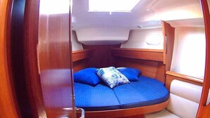 Een knus vakantiehuisje met een stapelbed, een klein raam en een houten inrichting.