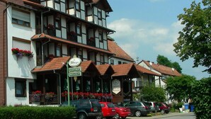 A traditional building with a sign for a restaurant and a sign for a park. - Blick zum Maimont (Ludwigswinkel)