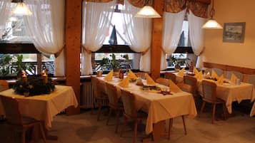 Lunch and dinner served, German cuisine