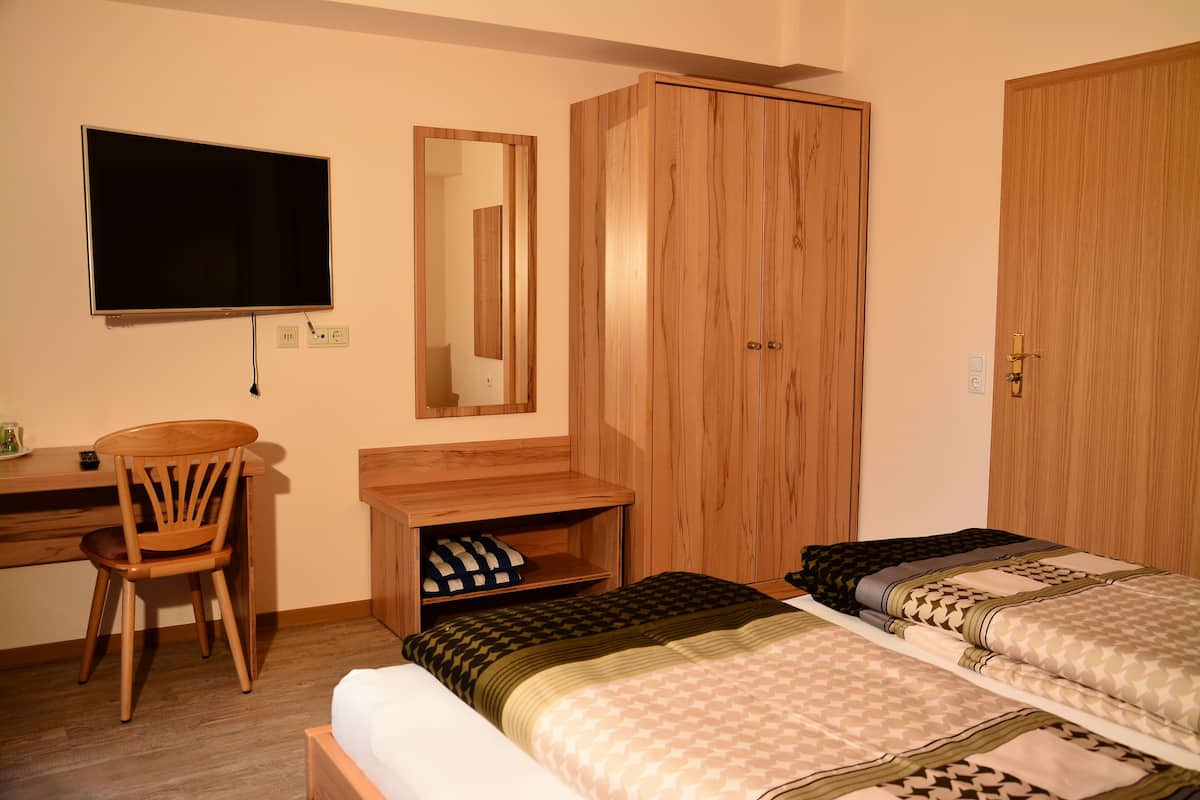 Double Room, Balcony | Desk, iron/ironing board (on request), WiFi (free), bed sheets