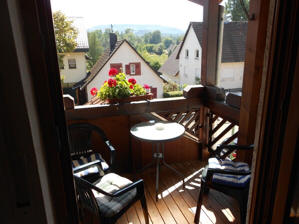 Kahden hengen huone, parveke | Työpöytä, silitysrauta/-lauta, ilmainen Wi-Fi, vuodevaatteet