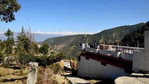A view of a mountainous landscape with a bridge and buildings. - Hotel Taj Himalaya khirsu (Srinagar)