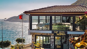 A hotel reception with a view of the sea and mountains. - Kaskoy Hotel (Kas)