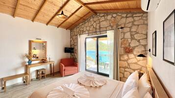 Superior tweepersoonskamer, uitzicht op zee | Een minibar, een bureau, verduisterende gordijnen, geluiddichte muren