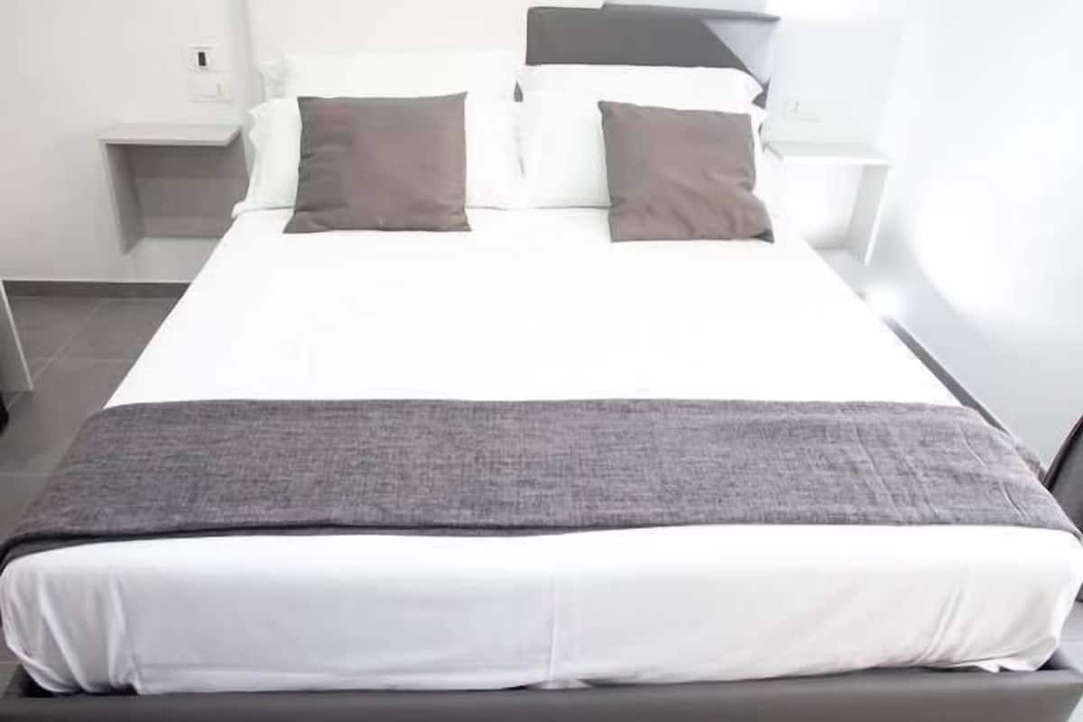 Habitación cuádruple clásica | Decoración personalizada, muebles diferentes, escritorio y wifi gratis