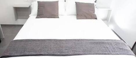 Classic fyrbäddsrum | Individuell inredning, unika möbler, skrivbord och gratis wi-fi