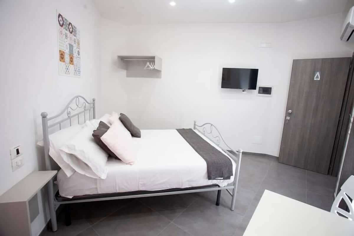 Habitación doble Deluxe | Decoración personalizada, muebles diferentes, escritorio y wifi gratis